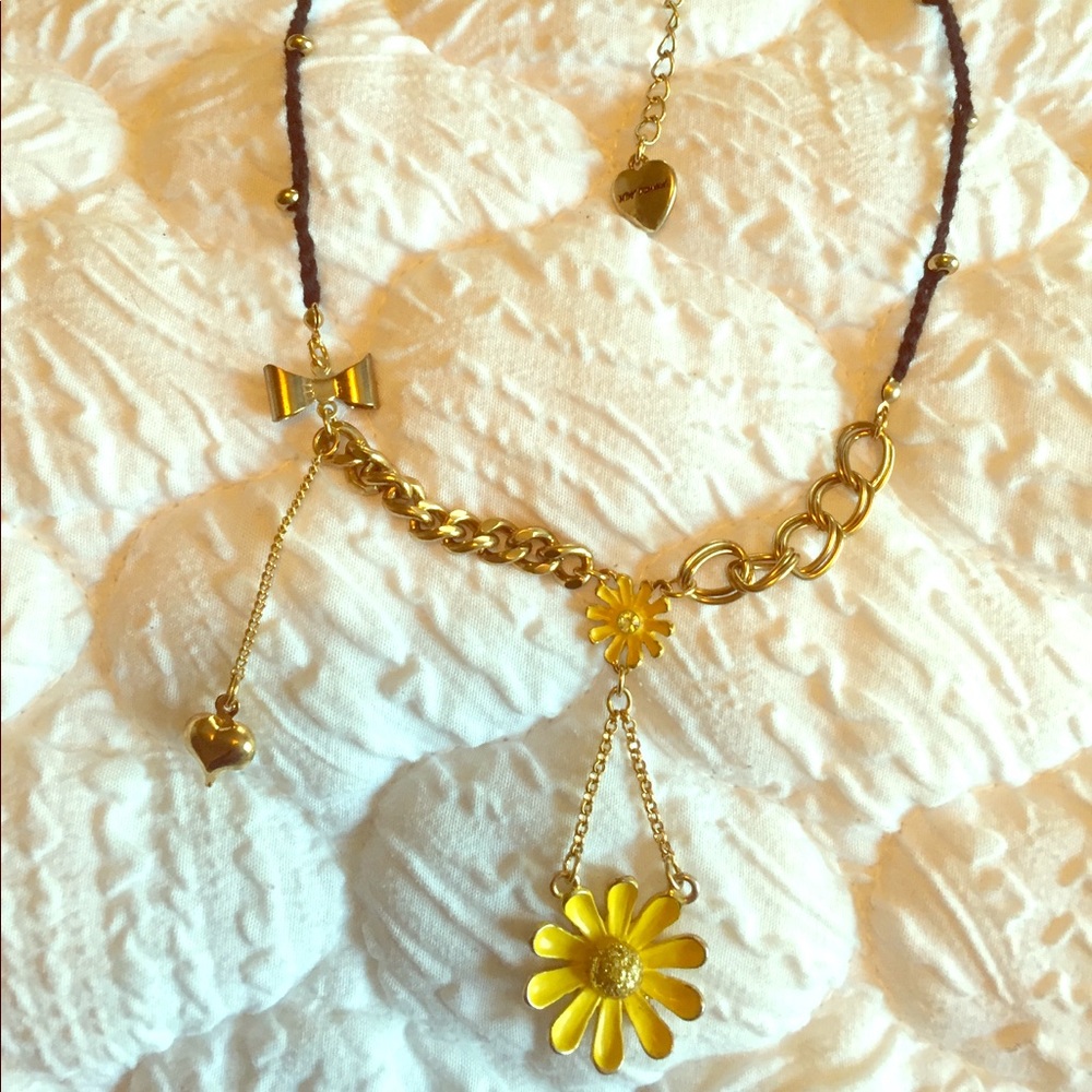 Betsey Johnson daisy necklace